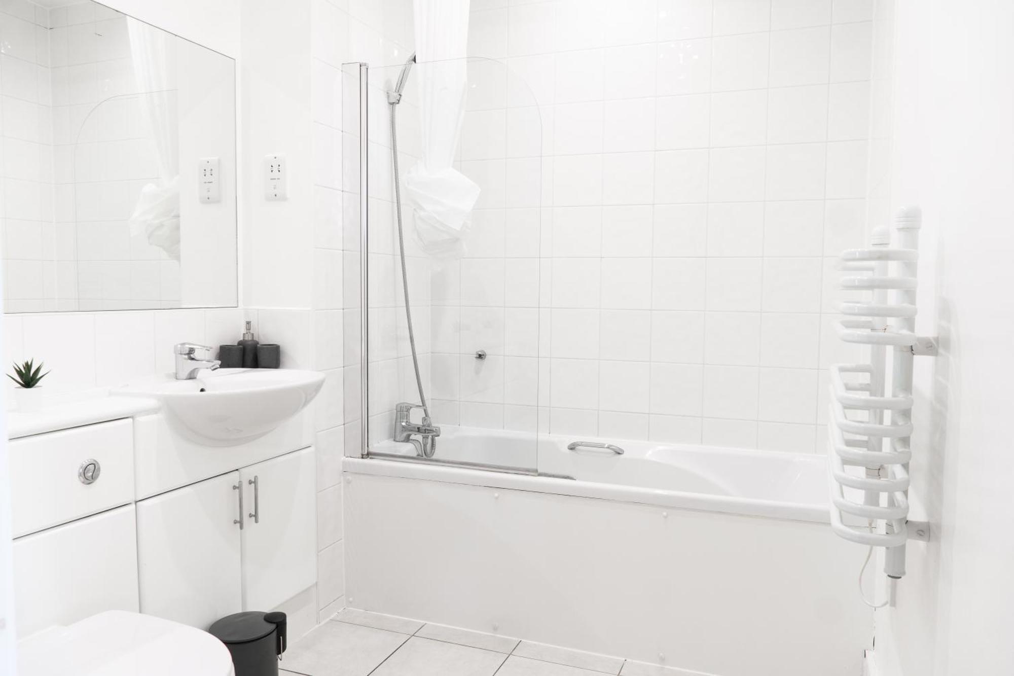 The Regency Suite - Modern 2-Bed 1-Bath Apartment Chertsey Luaran gambar