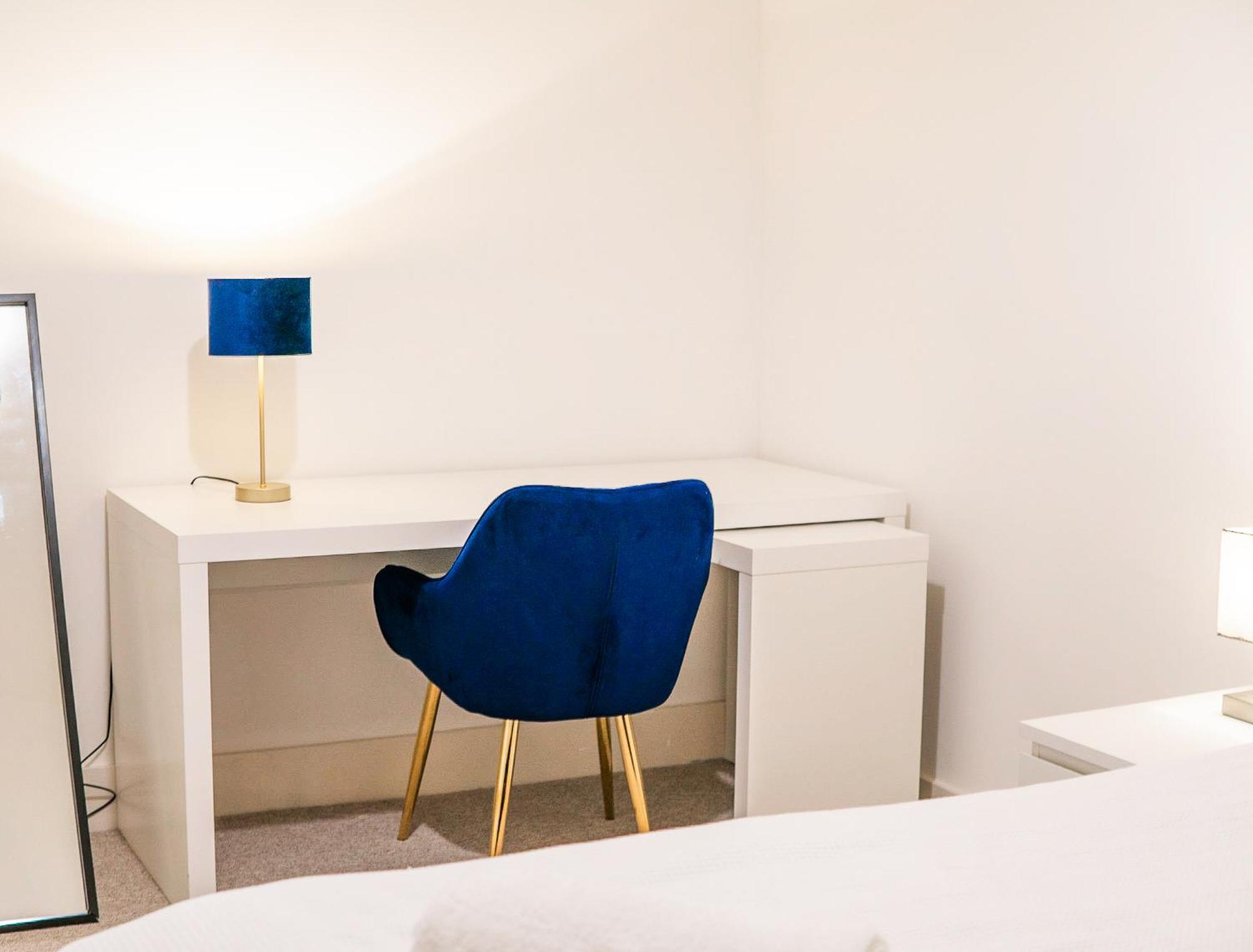 The Regency Suite - Modern 2-Bed 1-Bath Apartment Chertsey Luaran gambar