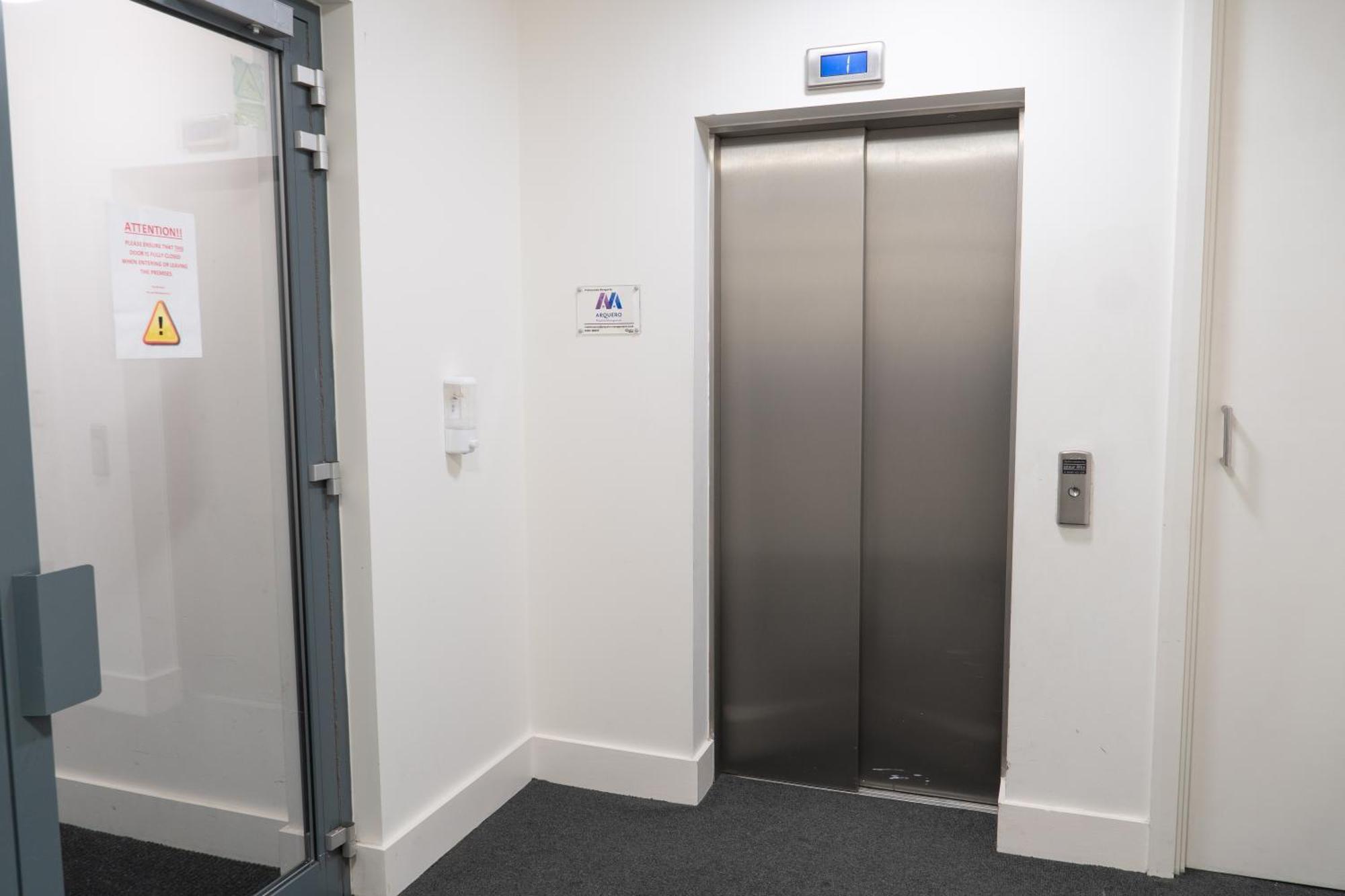 The Regency Suite - Modern 2-Bed 1-Bath Apartment Chertsey Luaran gambar