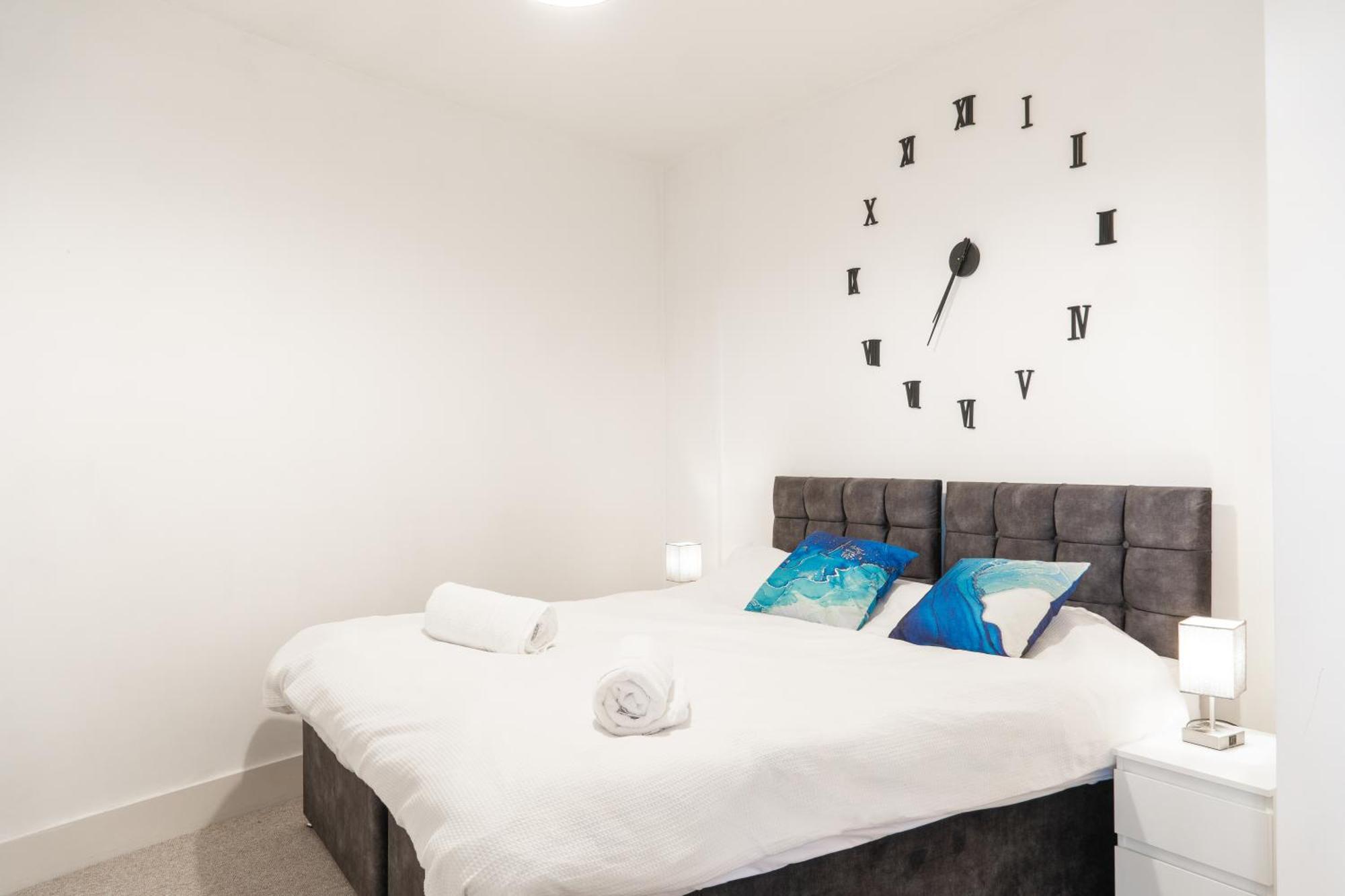 The Regency Suite - Modern 2-Bed 1-Bath Apartment Chertsey Luaran gambar