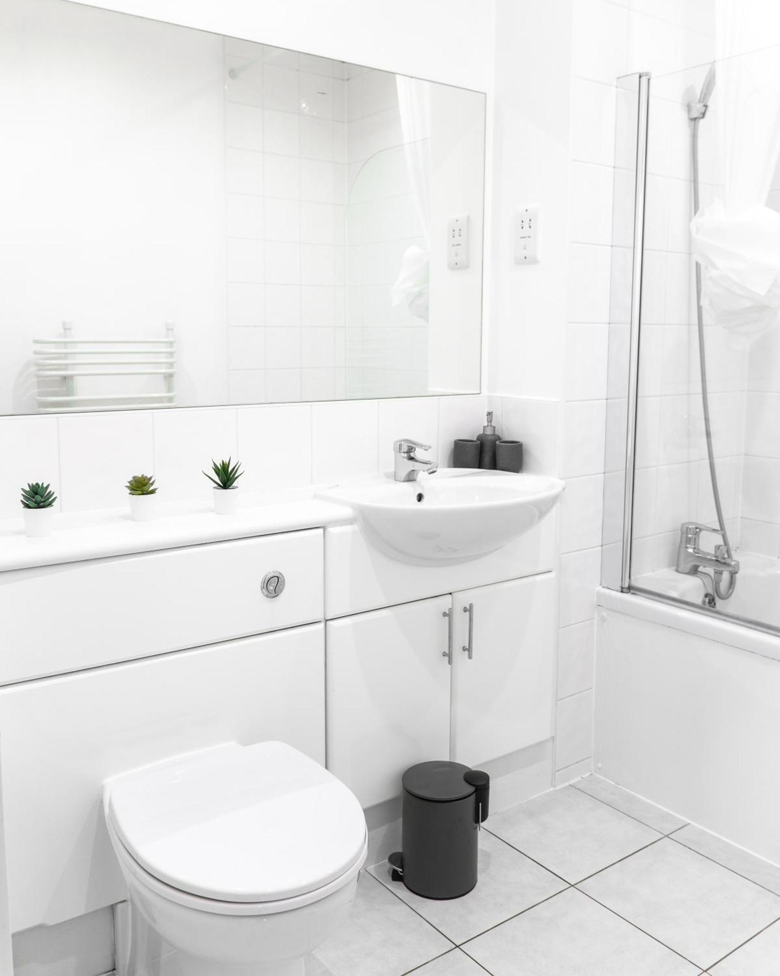 The Regency Suite - Modern 2-Bed 1-Bath Apartment Chertsey Luaran gambar