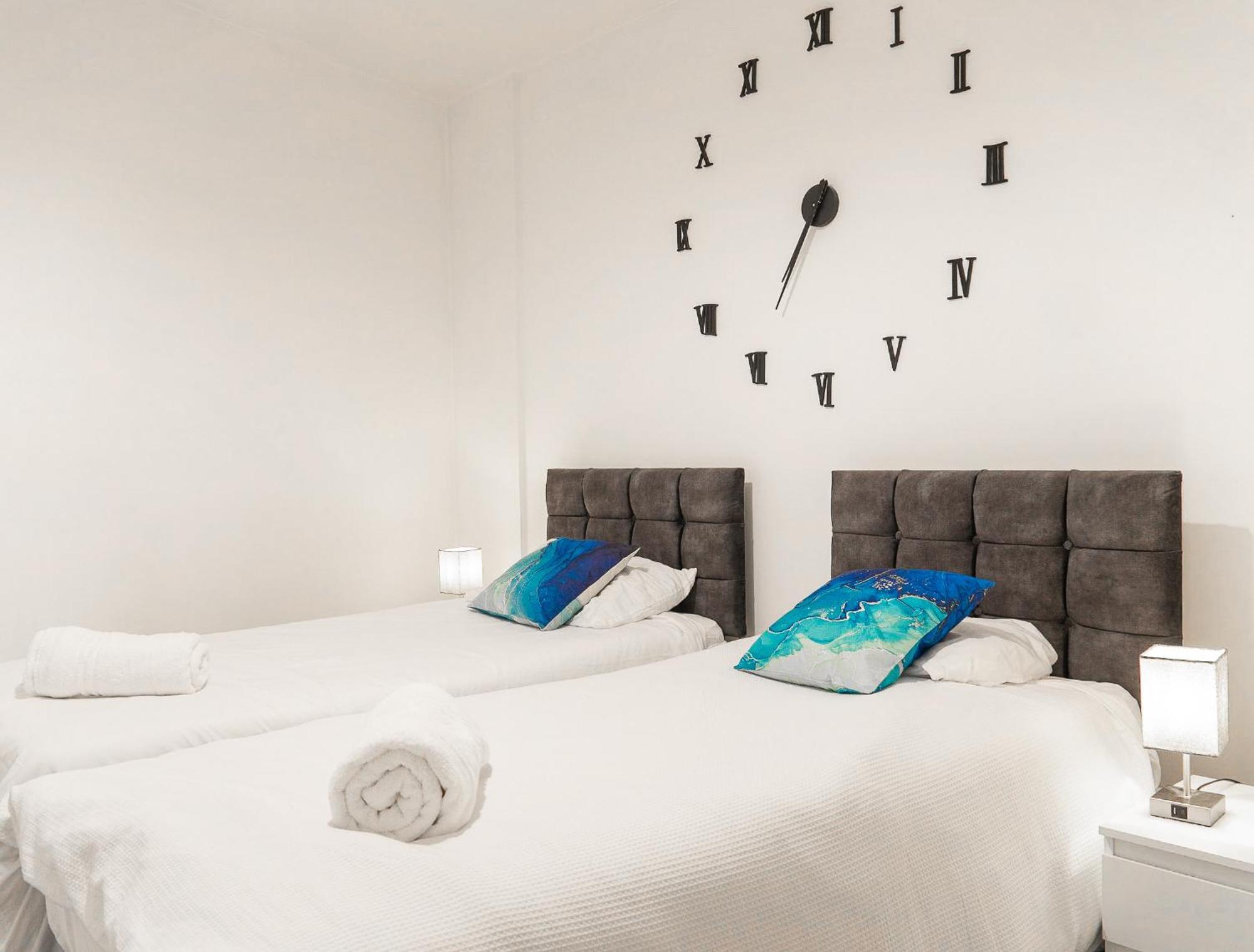 The Regency Suite - Modern 2-Bed 1-Bath Apartment Chertsey Luaran gambar