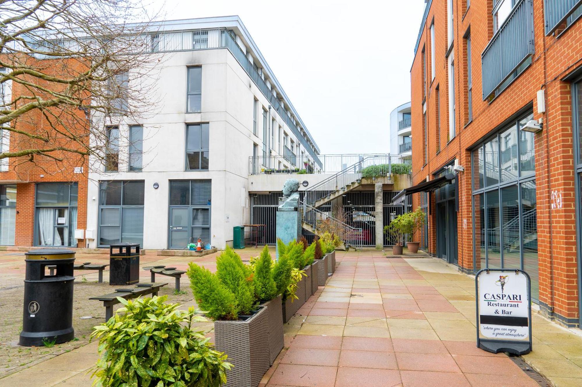 The Regency Suite - Modern 2-Bed 1-Bath Apartment Chertsey Luaran gambar