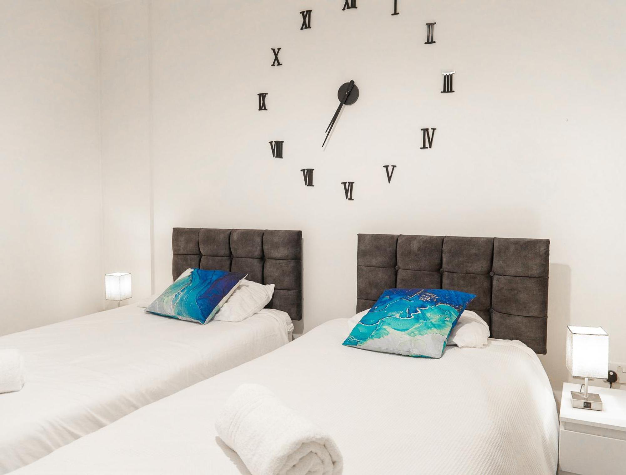 The Regency Suite - Modern 2-Bed 1-Bath Apartment Chertsey Luaran gambar