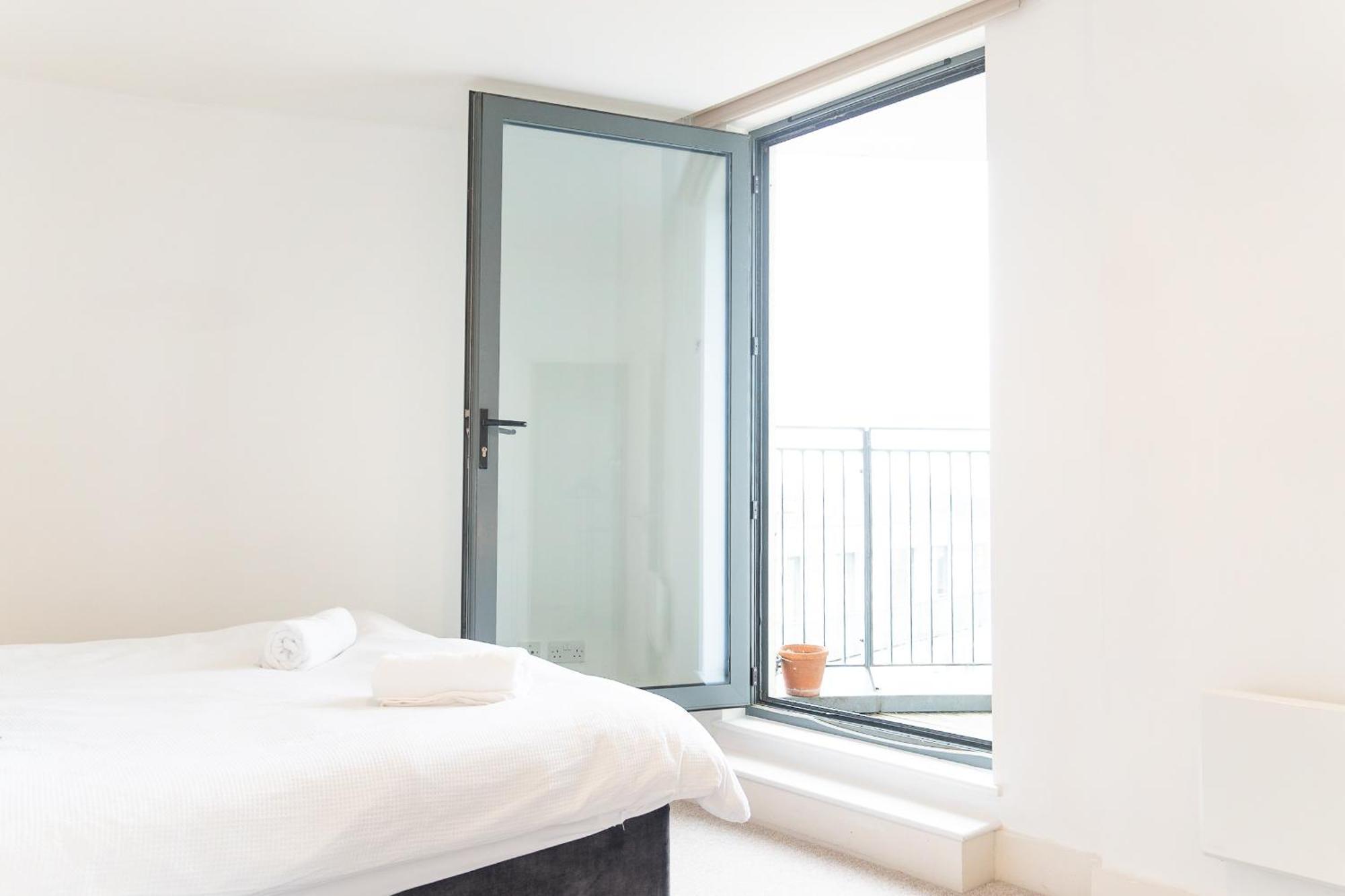 The Regency Suite - Modern 2-Bed 1-Bath Apartment Chertsey Luaran gambar