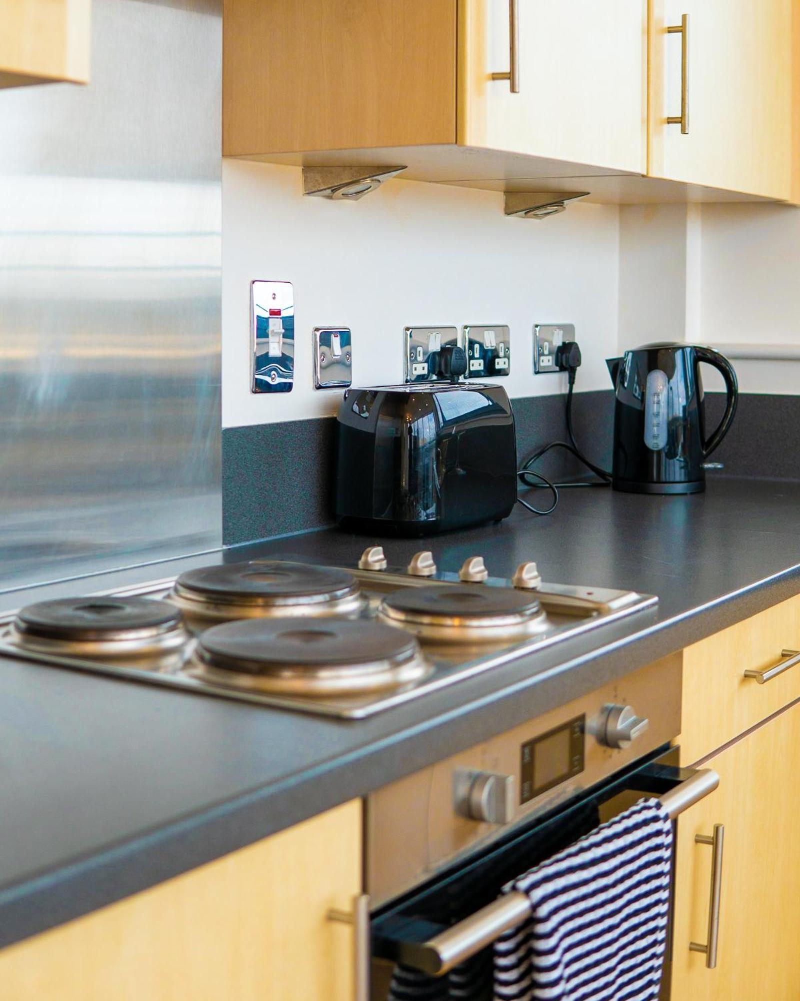 The Regency Suite - Modern 2-Bed 1-Bath Apartment Chertsey Luaran gambar